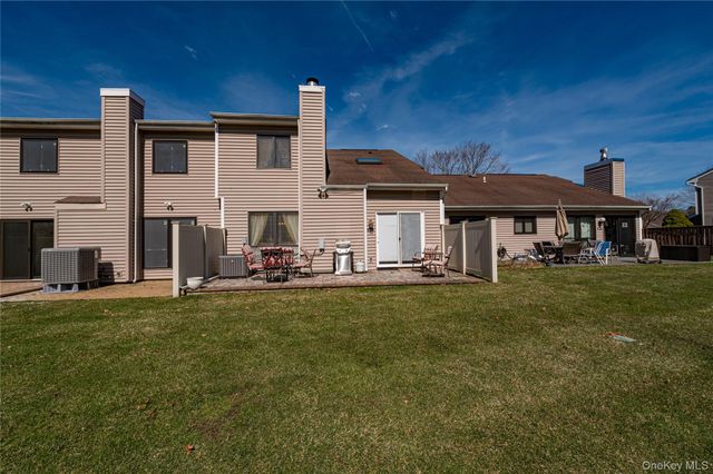 240 Pond View Lane, Smithtown, NY 11787