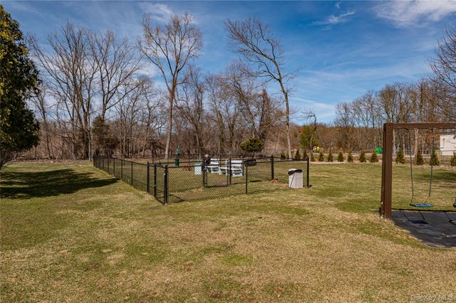 240 Pond View Lane, Smithtown, NY 11787