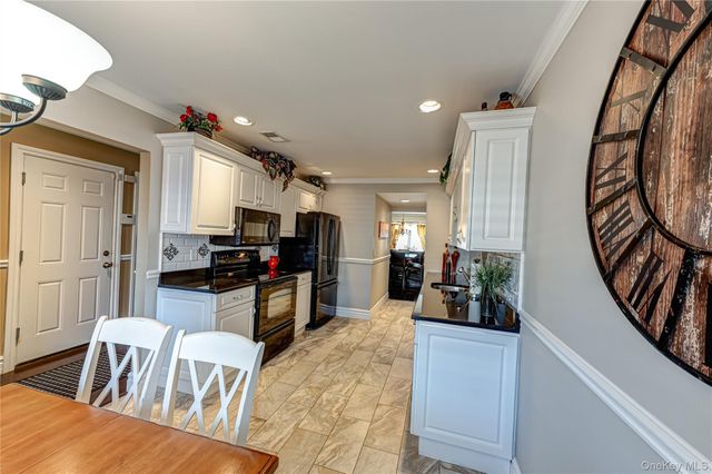 240 Pond View Lane, Smithtown, NY 11787