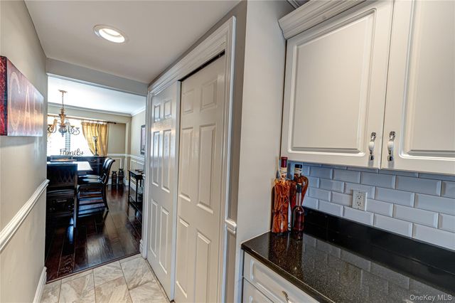 240 Pond View Lane, Smithtown, NY 11787