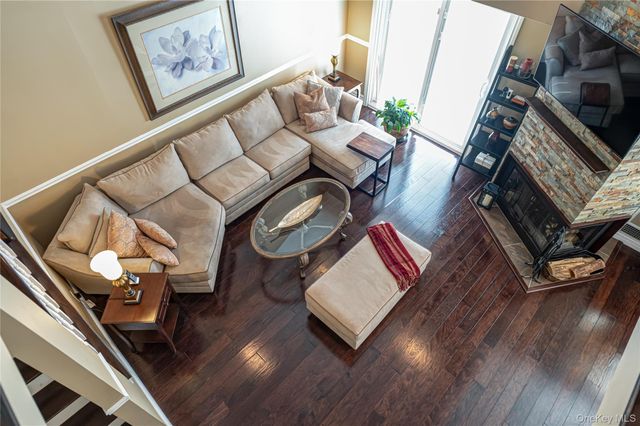 240 Pond View Lane, Smithtown, NY 11787