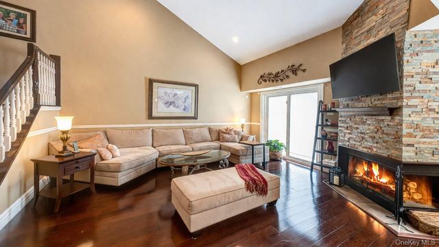 240 Pond View Lane, Smithtown, NY 11787