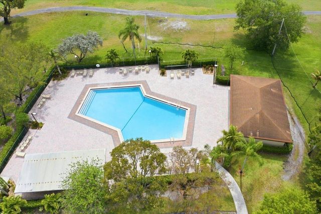 700 SW 128th Avenue 310c, Pembroke Pines, FL 33027