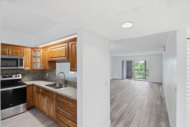 700 SW 128th Avenue 310c, Pembroke Pines, FL 33027