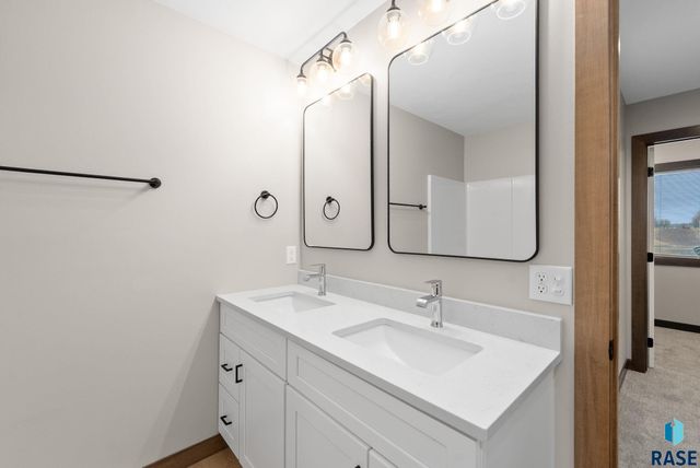 5412 W Liberator Cir Circle, Sioux Falls, SD 57107