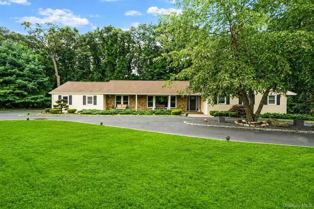 10 Williamsburg Drive, Northport, NY 11768