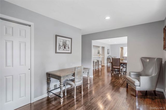 10 Williamsburg Drive, Northport, NY 11768