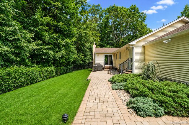10 Williamsburg Drive, Northport, NY 11768