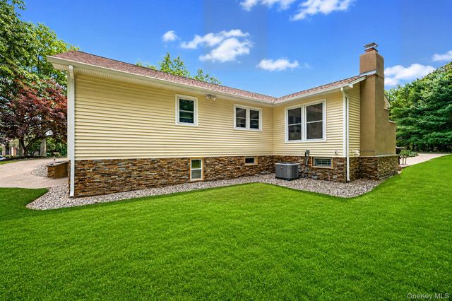 10 Williamsburg Drive, Northport, NY 11768