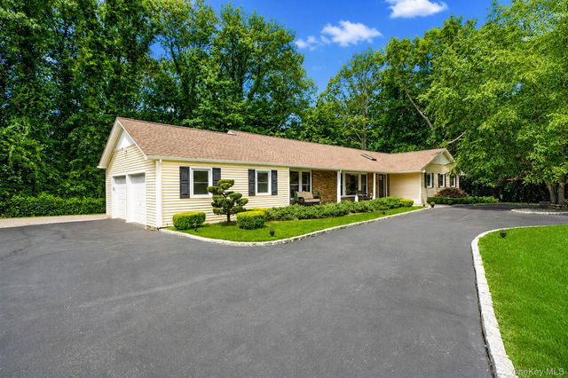 10 Williamsburg Drive, Northport, NY 11768