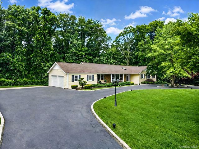 10 Williamsburg Drive, Northport, NY 11768