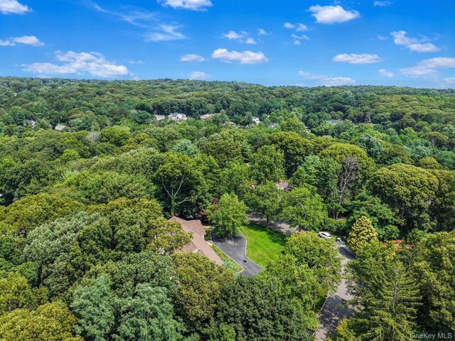 10 Williamsburg Drive, Northport, NY 11768