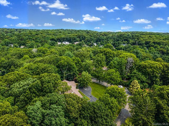 10 Williamsburg Drive, Northport, NY 11768