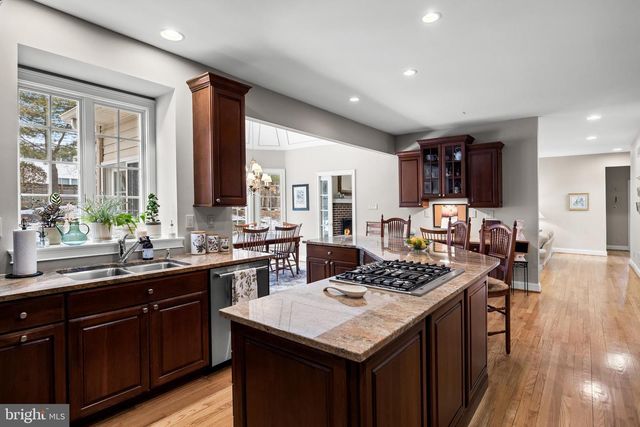 26 CARRIAGE HOUSE CT, Cherry Hill, NJ 08003