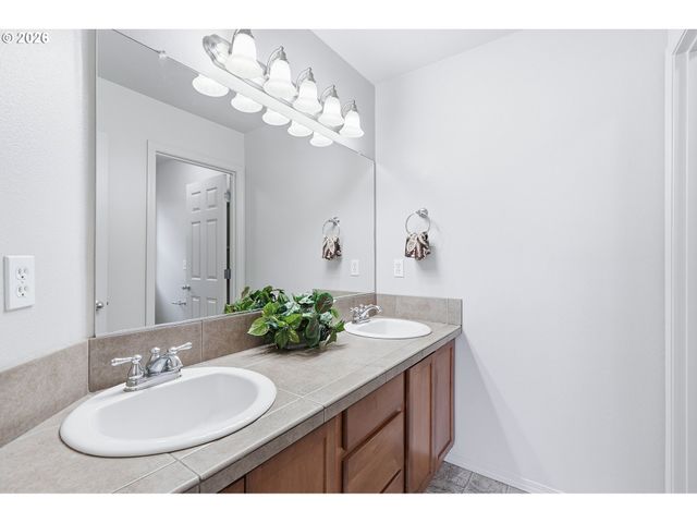 1450 Ne EDGEFIELD St, Hillsboro, OR 97124