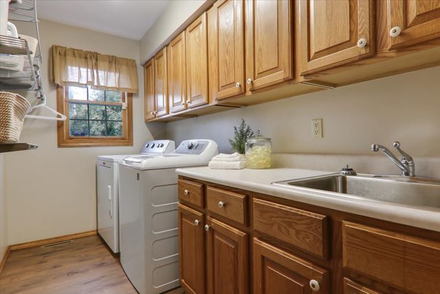 8 Minks Court, Bloomington, IL 61704