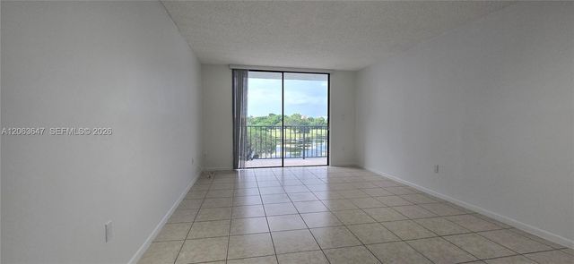 9688 Fontainebleau Blvd 404, Miami, FL 33172