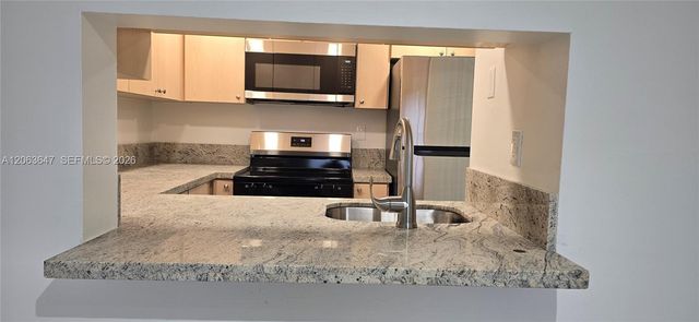 9688 Fontainebleau Blvd 404, Miami, FL 33172