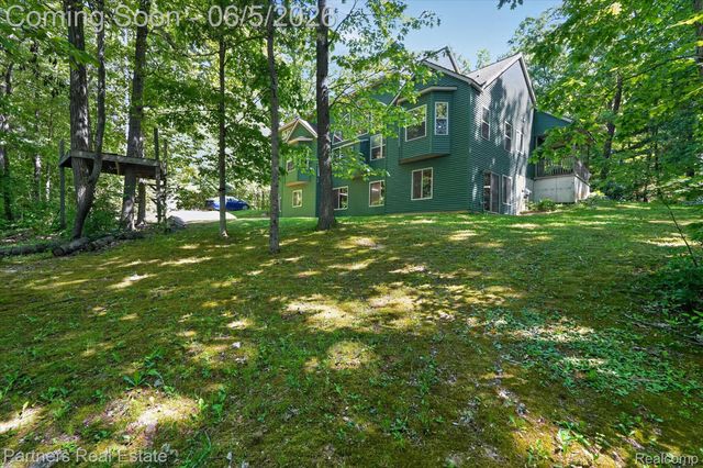 4053 Rolling Acres Drive, Hartland Township, MI 48353