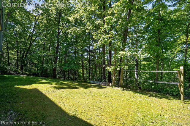 4053 Rolling Acres Drive, Hartland Township, MI 48353