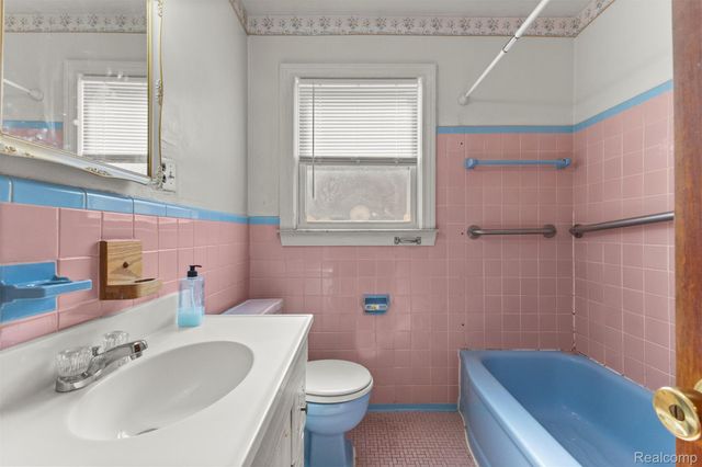 1184 Farnham Avenue, Lincoln Park, MI 48146