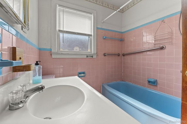 1184 Farnham Avenue, Lincoln Park, MI 48146