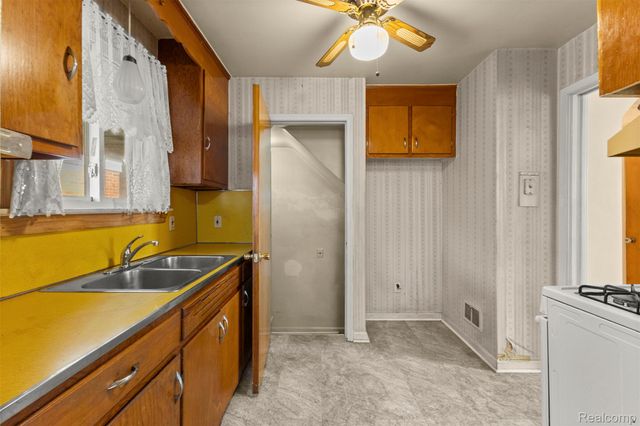 1184 Farnham Avenue, Lincoln Park, MI 48146