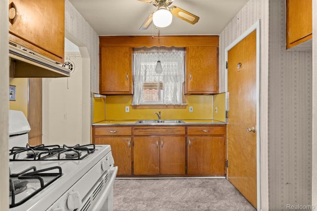 1184 Farnham Avenue, Lincoln Park, MI 48146