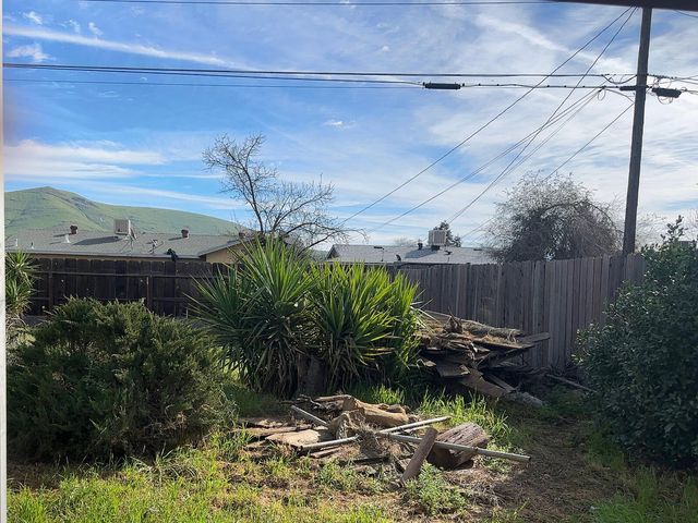 988 Laurel Avenue, Lindsay, CA 93247