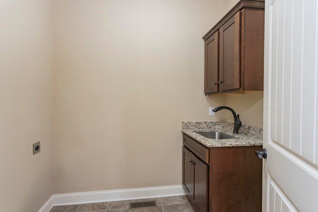 111 Country Hills Dr, Hendersonville, TN 37075