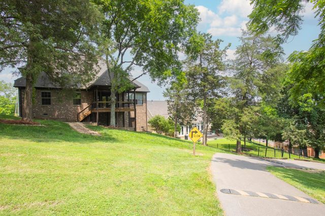 111 Country Hills Dr, Hendersonville, TN 37075
