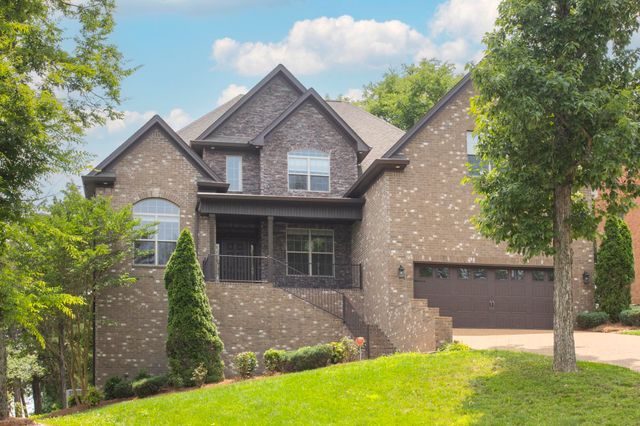 111 Country Hills Dr, Hendersonville, TN 37075