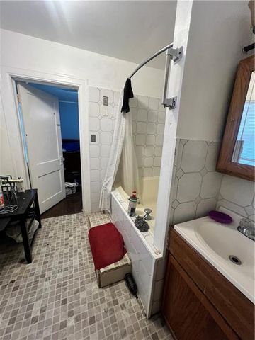 5211 Gladstone Boulevard, Kansas City, MO 64123