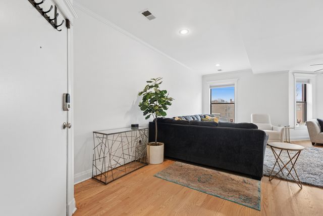 3909 N Sheridan Road 3H, Chicago, IL 60613