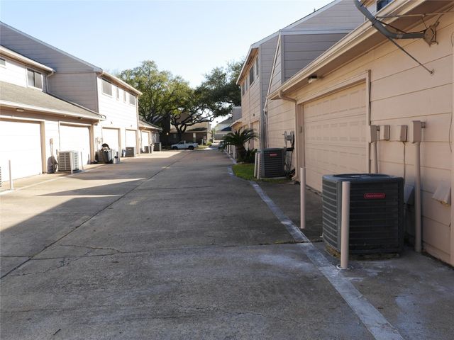 13840 Hollowgreen Drive 106, Houston, TX 77082