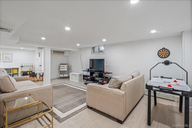 350 Dogwood Lane, Manhasset, NY 11030