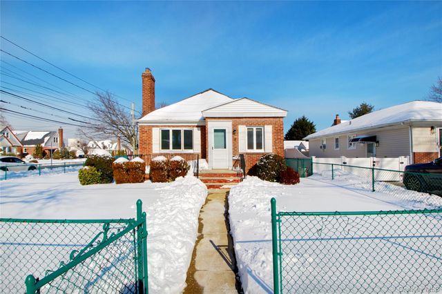 814 Benris Avenue, Franklin Square, NY 11010