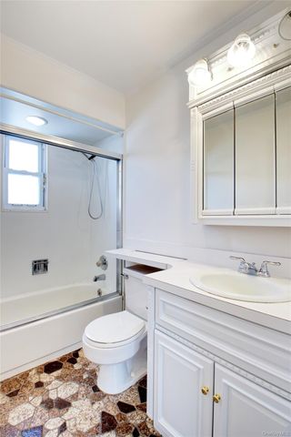 814 Benris Avenue, Franklin Square, NY 11010