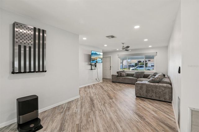 10569 LAKE VISTA DRIVE, Seminole, FL 33772