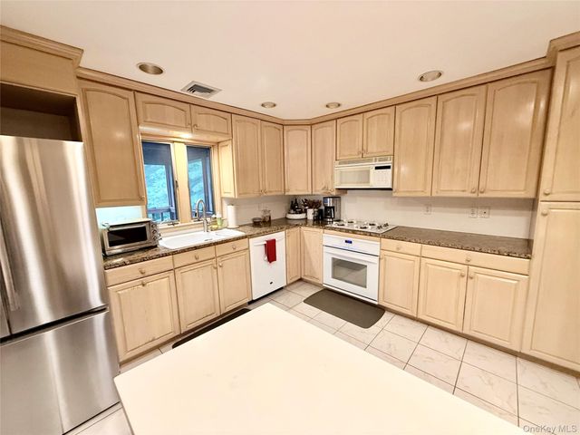 15 Trenton Road, Fishkill, NY 12524