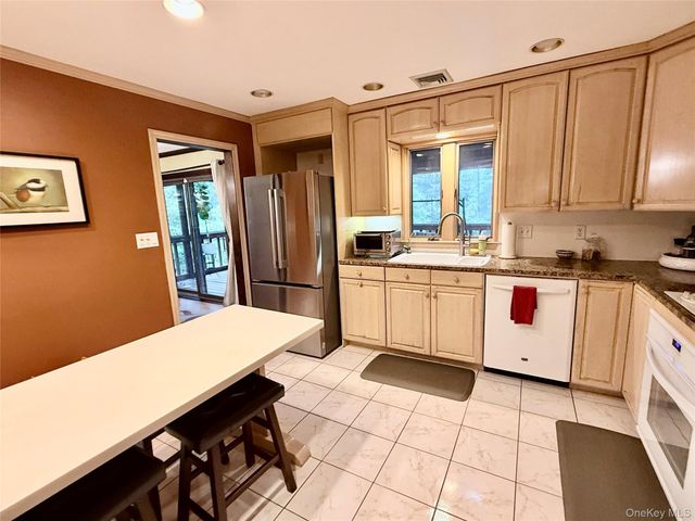 15 Trenton Road, Fishkill, NY 12524