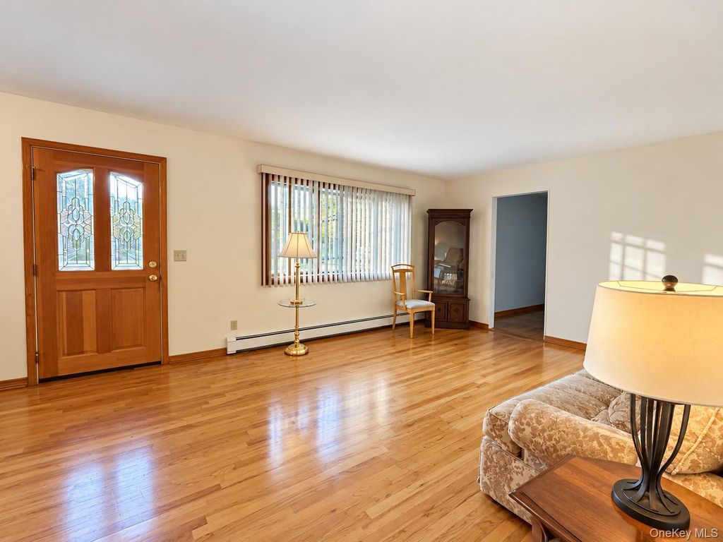 1073 Oakneck Road, Bay Shore, NY 11706 — photo 2