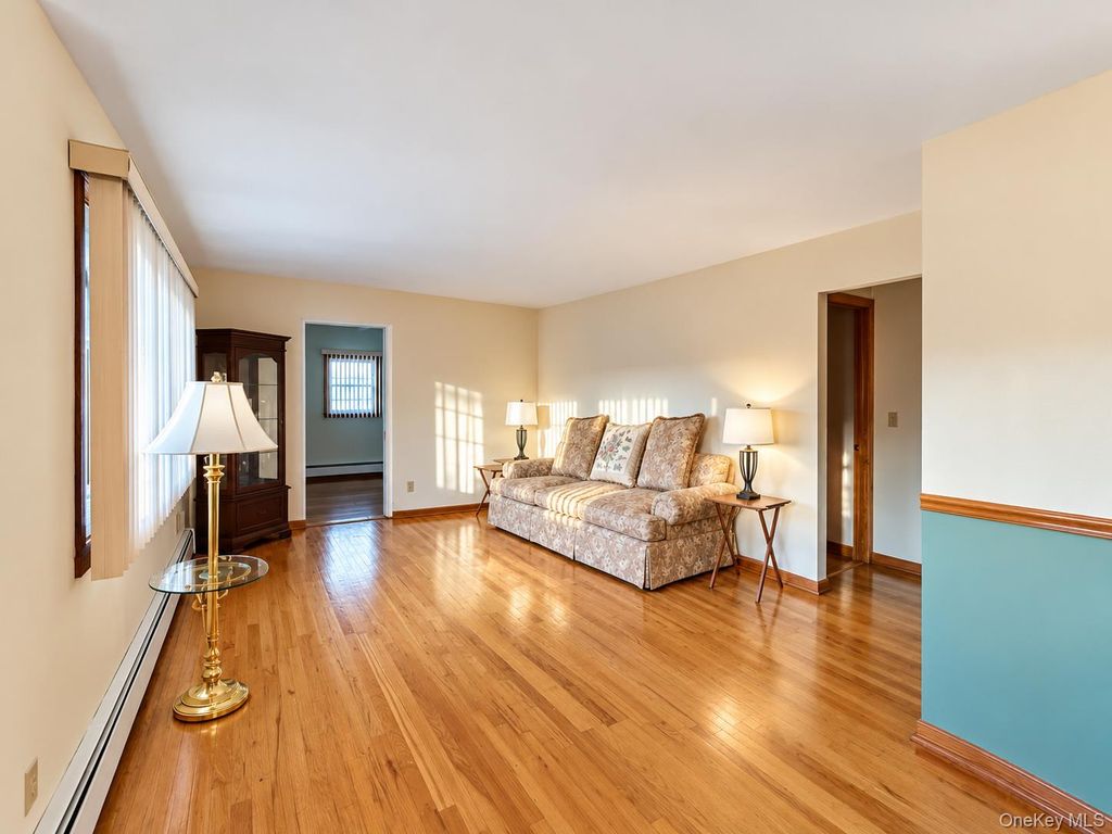 1073 Oakneck Road, Bay Shore, NY 11706 — photo 3