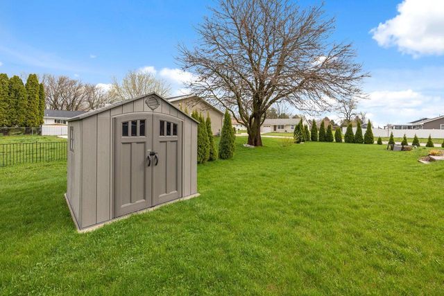 8 W Gailen Lane, Milton, WI 53563
