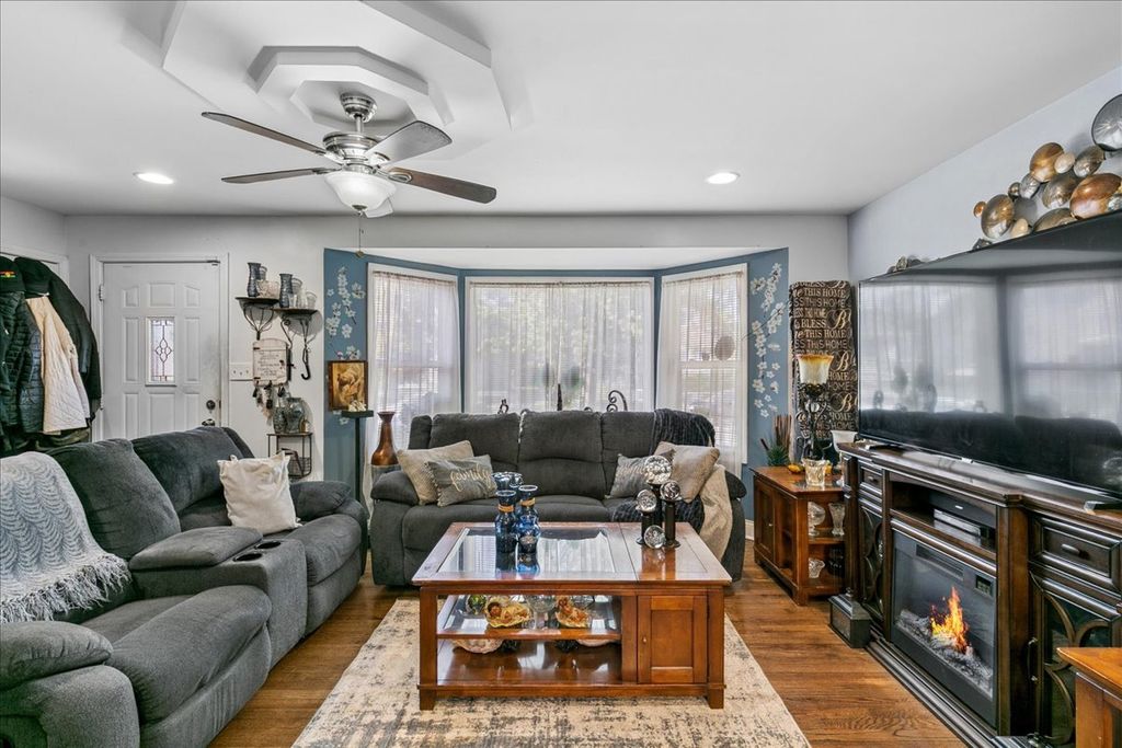 10609 S Indiana Avenue, Chicago, IL 60628 — photo 2