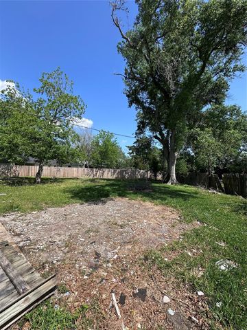108 Yaupon Drive, Baytown, TX 77520