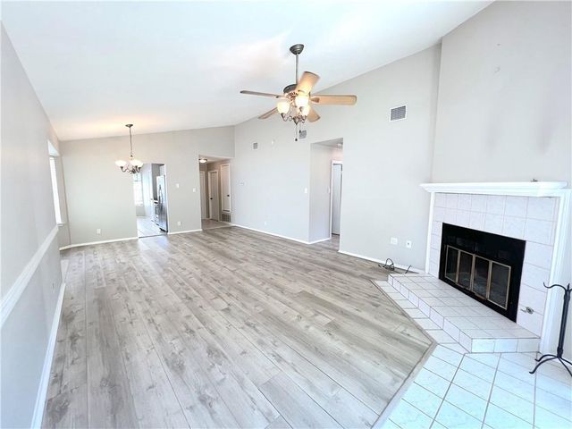 906 E Logan ST, Round Rock, TX 78664