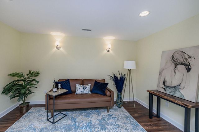 3510 CHRISTIAN RDG, Jefferson City, MO 65101