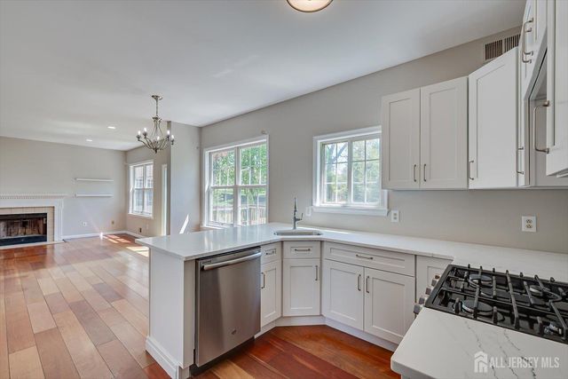 15 Barbour Place, Piscataway, NJ 08854