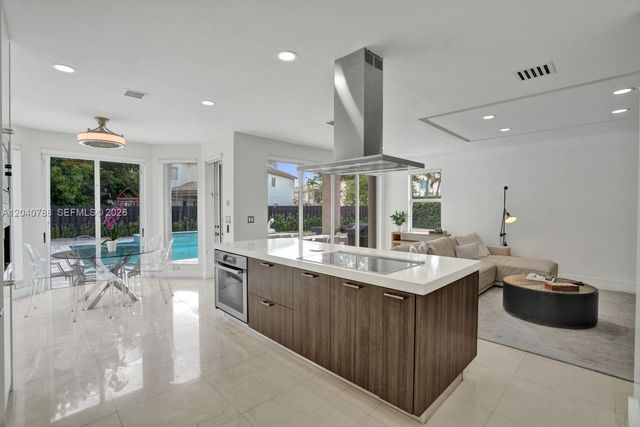 10762 NW 71st St, Doral, FL 33178